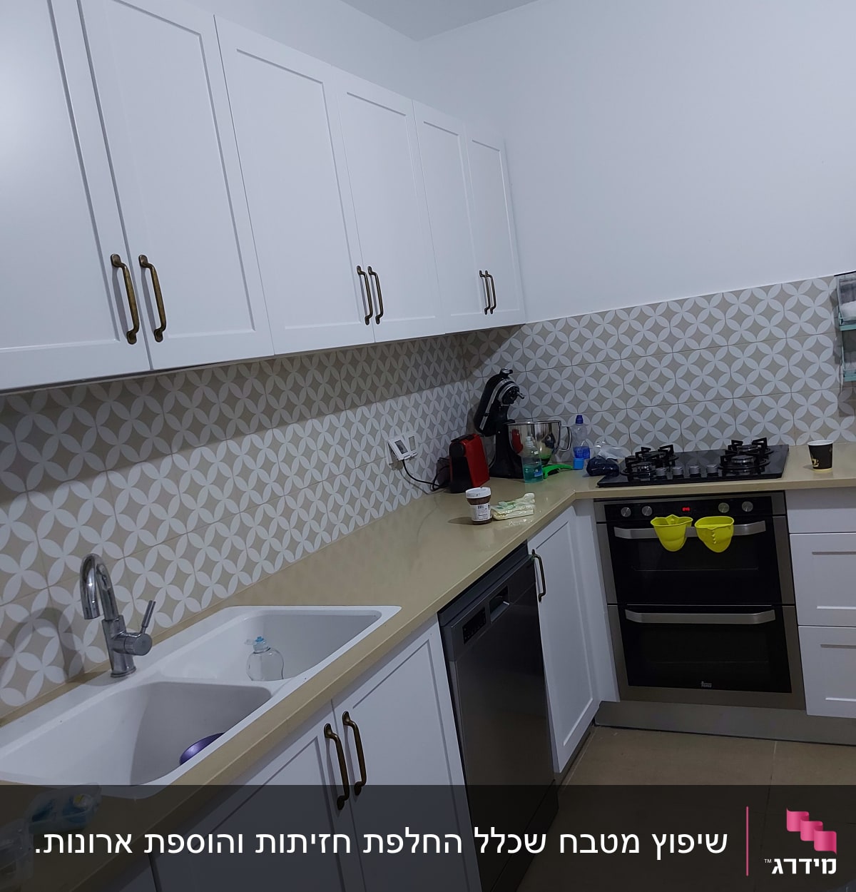מטבח עם ארונות לבנים, כיור וברז, מדיח כלים
